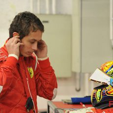 Valentino se prepara para ponerse el casco