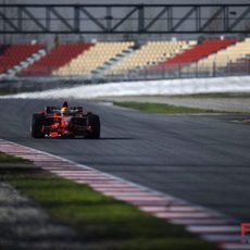 El bólido rojo rueda en un Montmeló vacío