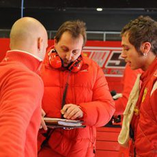 Rossi habla con los ingenieros