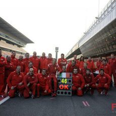 Rossi posa con el equipo Ferrari