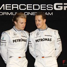 Rosberg y Schumacher charlan ante la prensa