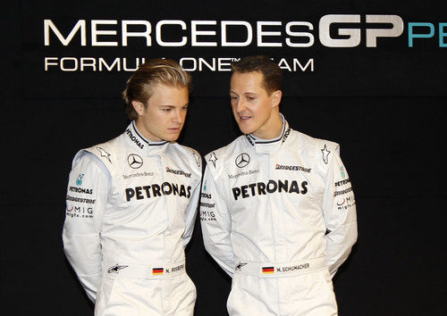 Rosberg y Schumacher charlan ante la prensa