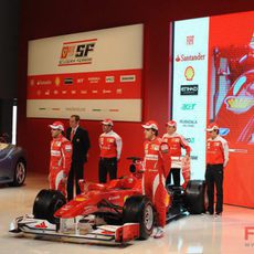 Los pilotos de Ferrari posan junto al F10