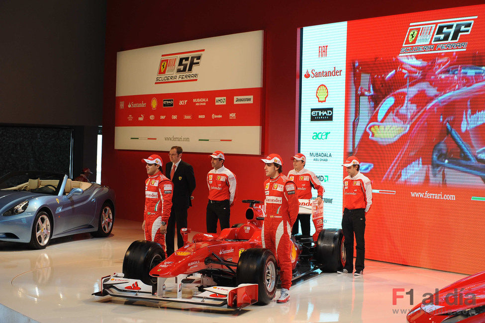 Los pilotos de Ferrari posan junto al F10