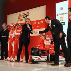 Los ingenieros saludan a Montezemolo