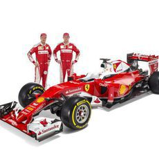 Los pilotos de Ferrari junto al SF16-H