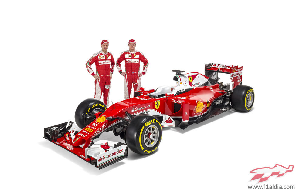 Los pilotos de Ferrari junto al SF16-H