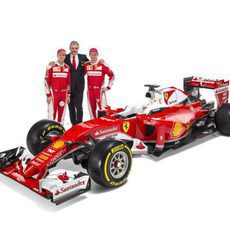 Kimi Raikkonen, Sebastian Vettel, Maurizio Arrivabene junto al SF16-H