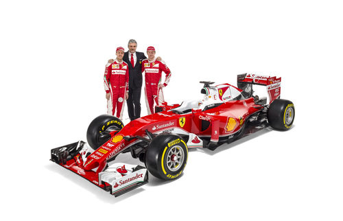 Kimi Raikkonen, Sebastian Vettel, Maurizio Arrivabene junto al SF16-H