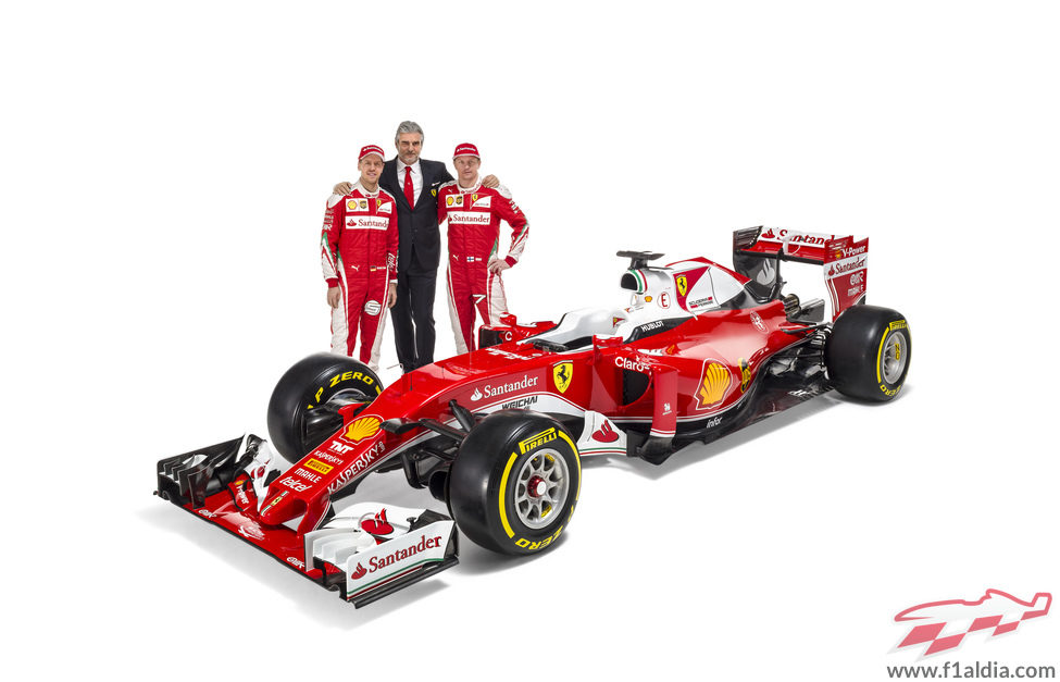 Kimi Raikkonen, Sebastian Vettel, Maurizio Arrivabene junto al SF16-H