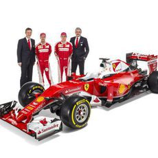 Kimi Raikkonen, Sebastian Vettel, Maurizio Arrivabene y James Allison junto al SF16-H