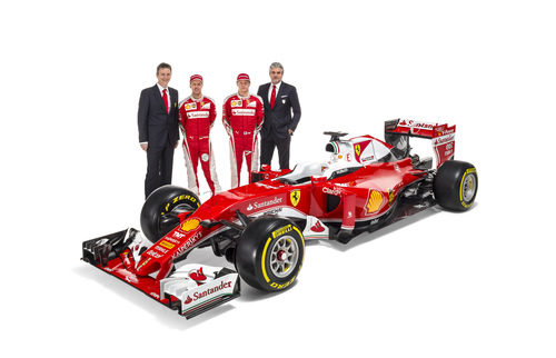 Kimi Raikkonen, Sebastian Vettel, Maurizio Arrivabene y James Allison junto al SF16-H