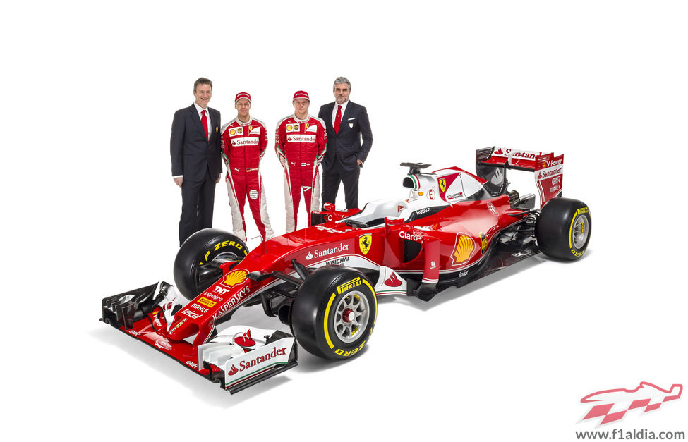 Kimi Raikkonen, Sebastian Vettel, Maurizio Arrivabene y James Allison junto al SF16-H