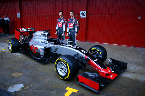 Gutiérrez y Grosjean junto al VF16