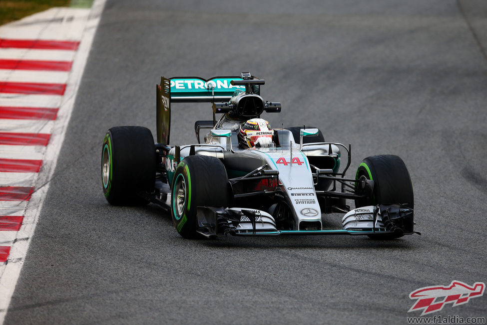 Lewis Hamilton no tarda en probar el nuevo W07 Hybrid en Barcelona