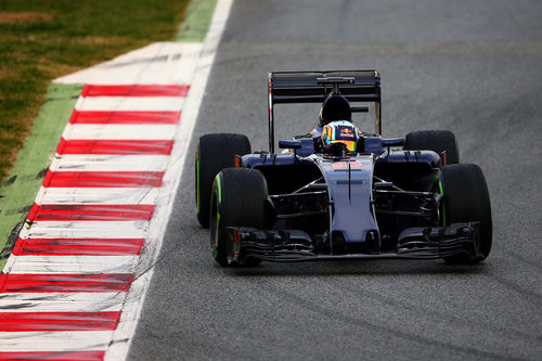 Un Toro Rosso sin patrocinadores salta a pista en Barcelona