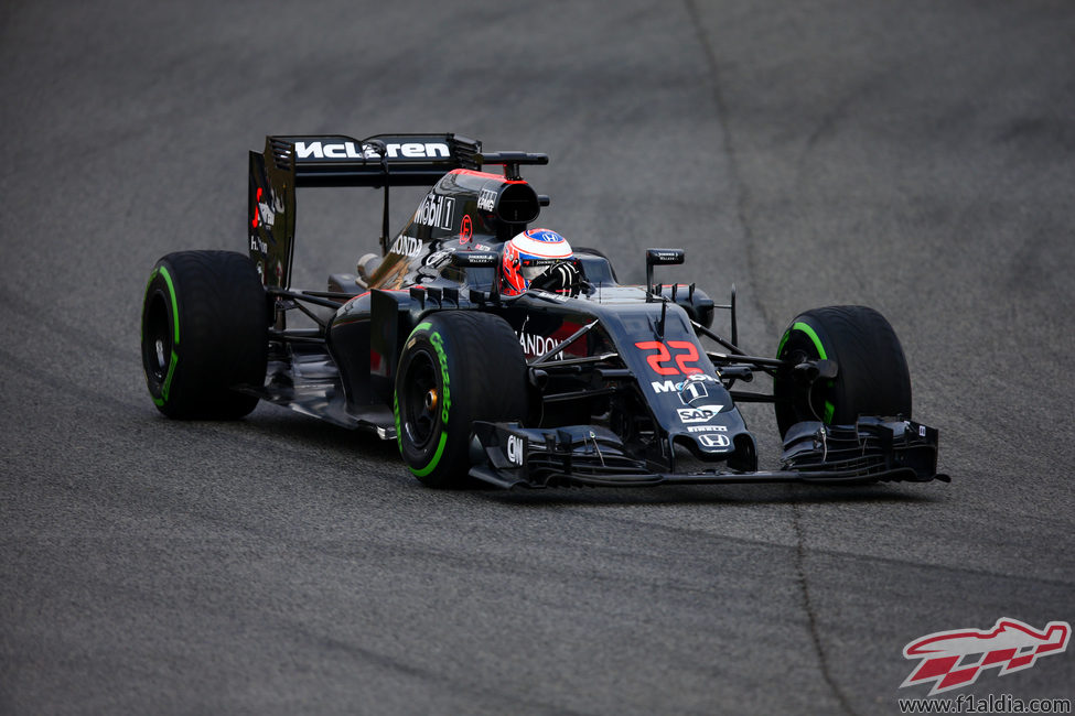 Primeras vueltas para el McLaren que confía mejorar este año