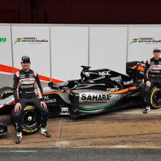 Los pilotos junto al Force India VJM09