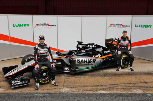Los pilotos junto al Force India VJM09