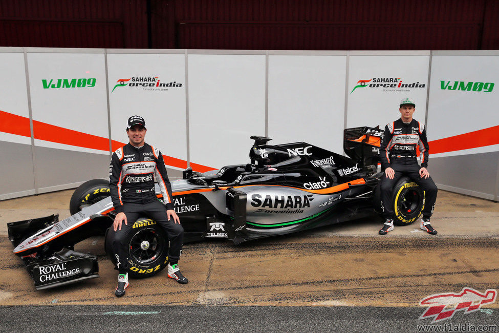 Los pilotos junto al Force India VJM09