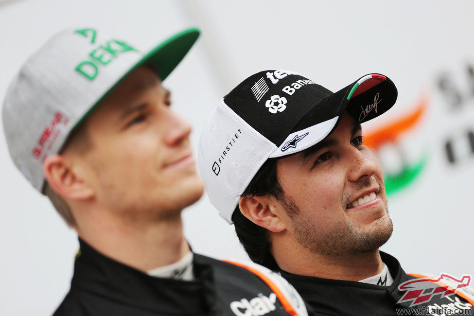 Sergio Pérez y Nico Hülkenberg en la presentación del VJM0