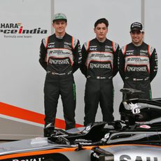 Los tres pilotos de Force India junto al VJM09
