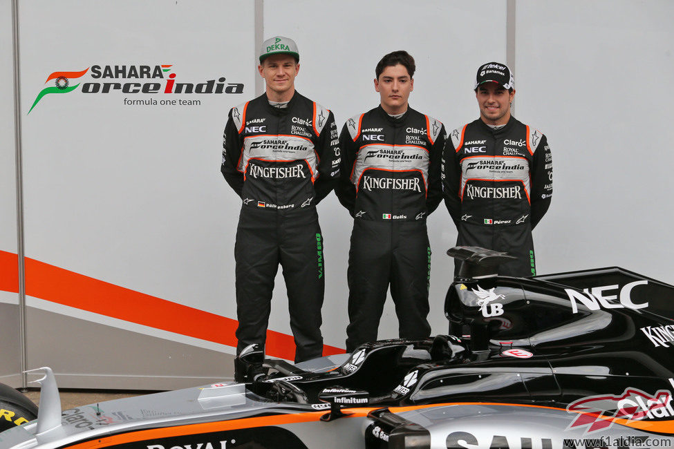 Los tres pilotos de Force India junto al VJM09