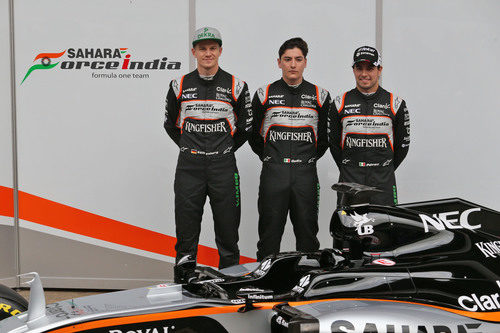 Los tres pilotos de Force India junto al VJM09