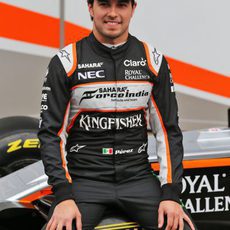 Sergio Pérez sobre la rueda del VJM09