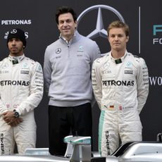 Lewis Hamilton y Nico Rosberg junto a Toto Wolff