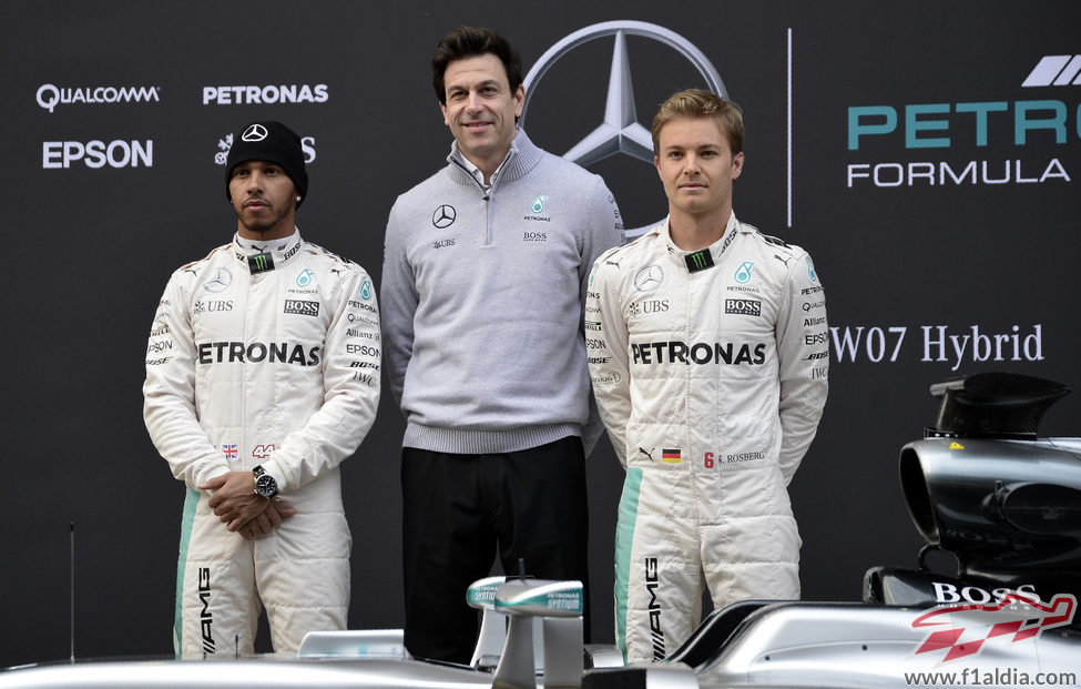 Lewis Hamilton y Nico Rosberg junto a Toto Wolff