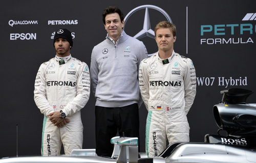 Lewis Hamilton y Nico Rosberg junto a Toto Wolff