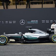Los pilotos de Mercedes descubren el coche