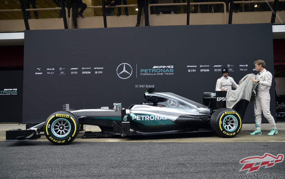 Los pilotos de Mercedes descubren el coche