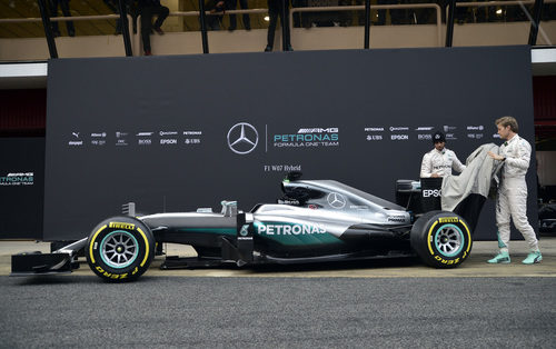Los pilotos de Mercedes descubren el coche