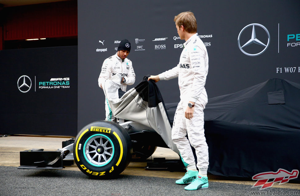 Expectación por la presentación en el paddock del W07 Hybrid