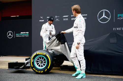 Expectación por la presentación en el paddock del W07 Hybrid