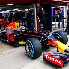 Trabajo en el box del equipo Red Bull