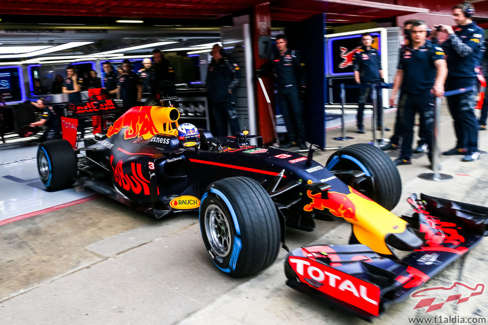 Trabajo en el box del equipo Red Bull