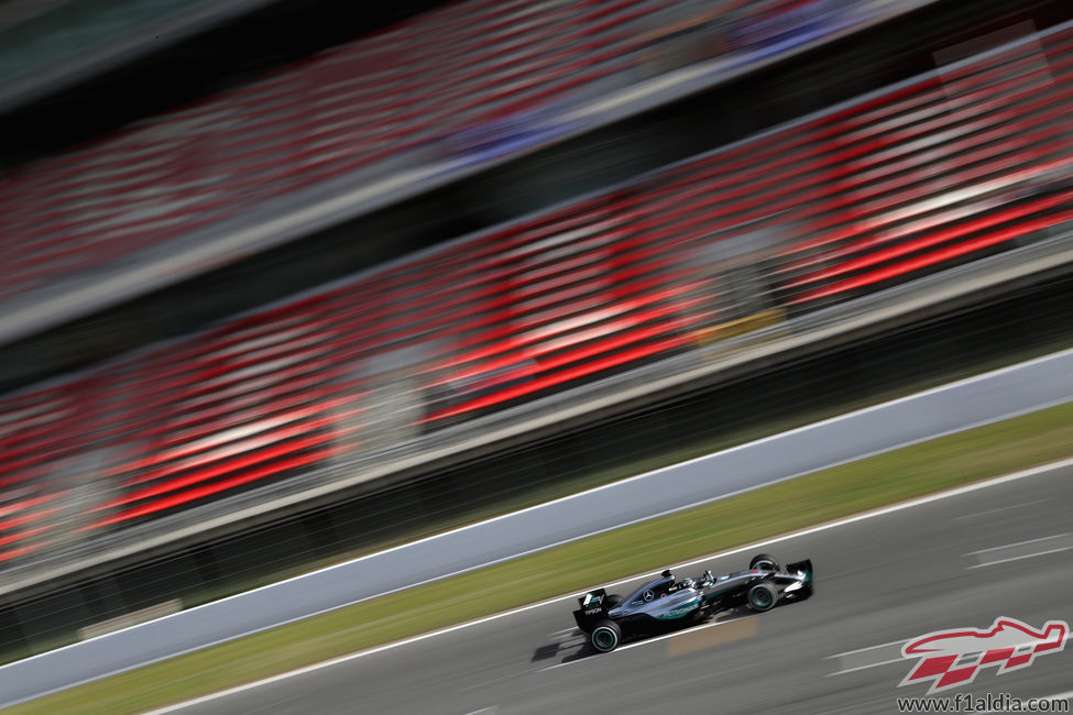 Nico Rosberg pasa por línea de meta