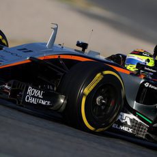 Sergio Pérez estrena el VJM09