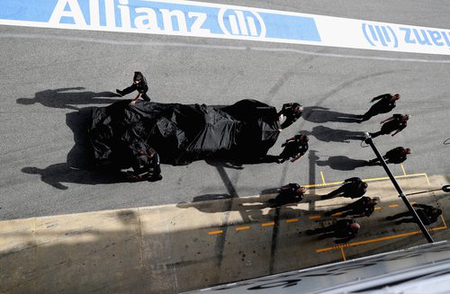 El Renault de vuelta a boxes tras su rotura de motor