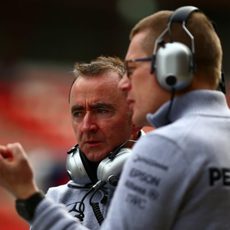 Paddy Lowe atento a la actividad en pista