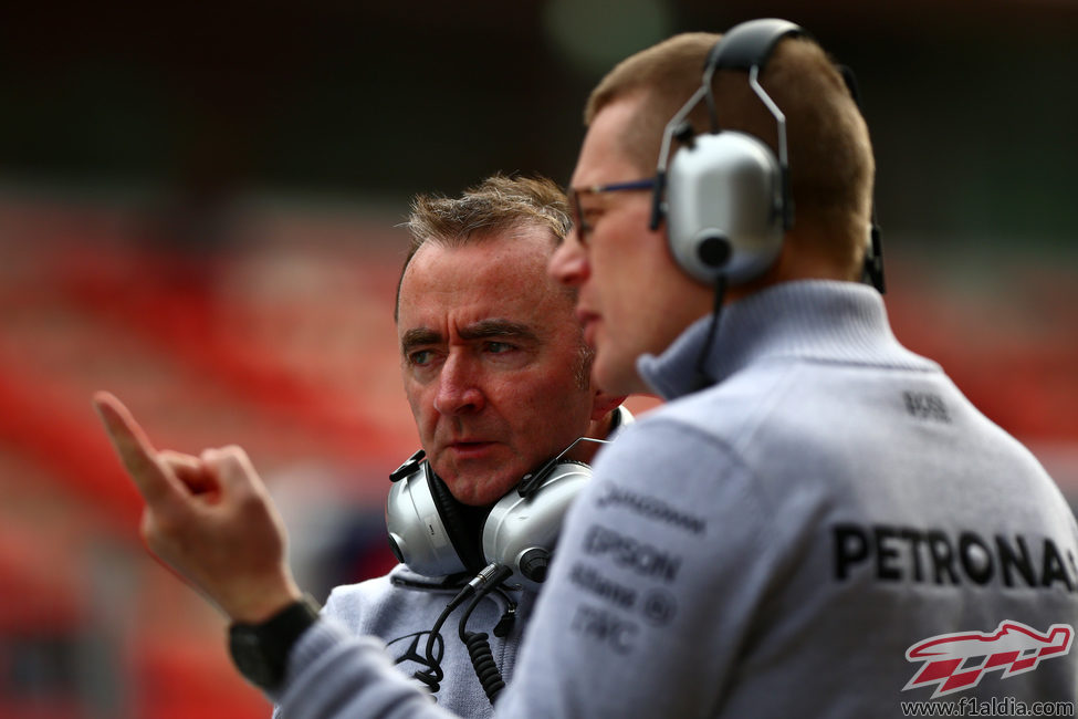 Paddy Lowe atento a la actividad en pista