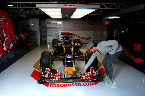 Carlos Sainz echa un último vistazo al STR11