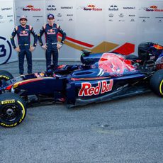 Carlos Sainz y Max Verstappen junto al STR11