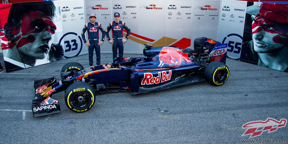 Carlos Sainz y Max Verstappen junto al STR11