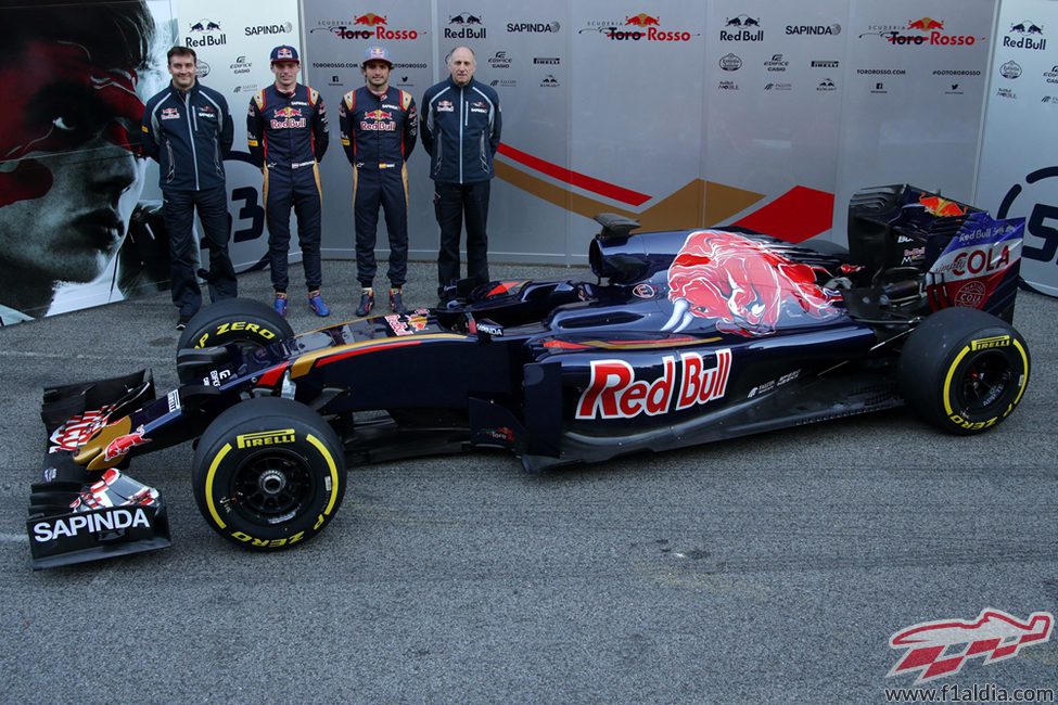 Foto de familia junto al STR11