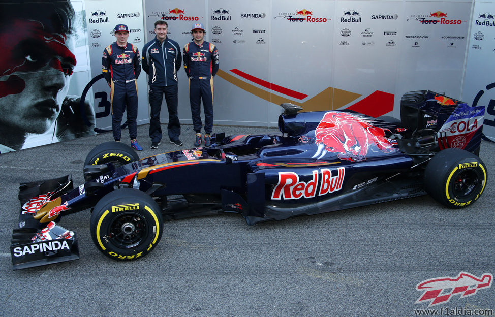 James Key junto a los dos pilotos