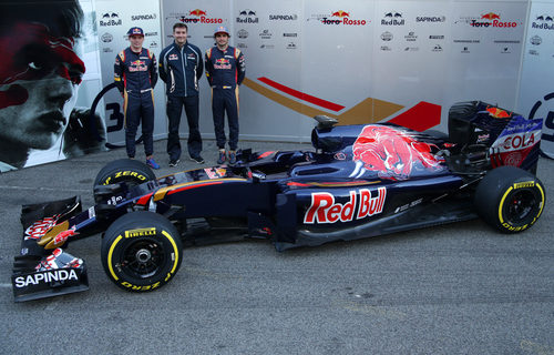 James Key junto a los dos pilotos